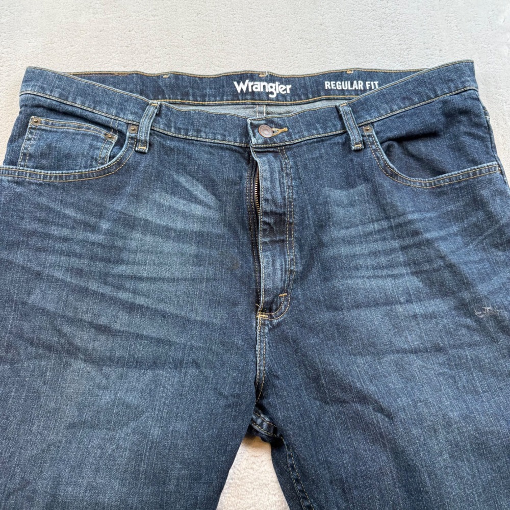 Wrangler Regular Fit Men's Jeans, Dark Wash Denim, Size 40x30 - Picture 2 of 8